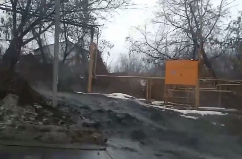 В поселке Саратова прорвало канализационный коллектор