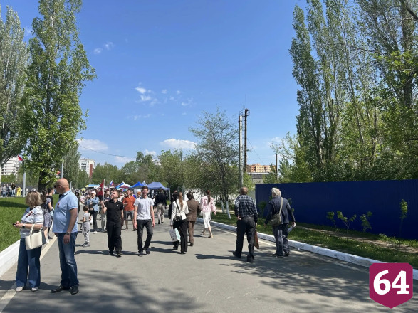 Тысячи саратовцев пришли в День Победы к мемориалу «Журавли» 