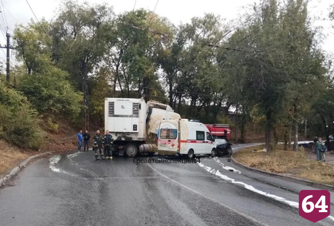 В Саратове ДТП с грузовиком заблокировало дорогу