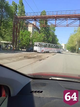 В Саратове трамвай сошел с рельсов и перегородил пути