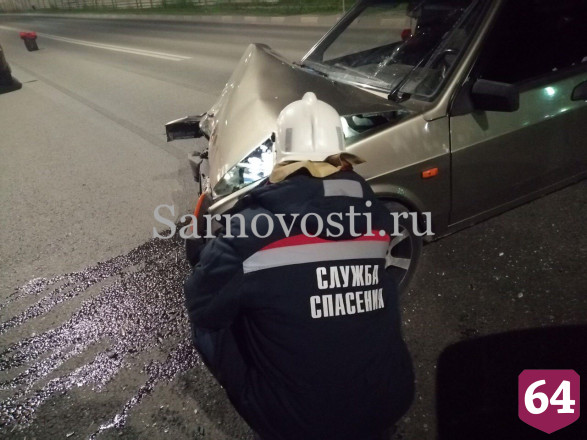 В Саратове водитель легковушки сломал ногу в ДТП с такси