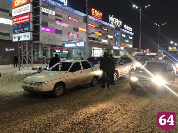 Дорожная авария усугубила пробки у Сенного рынка 