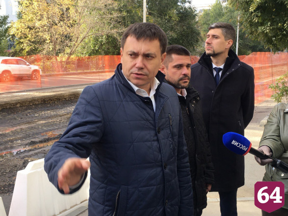 Саратовский зампред провел брифинг в строительном вагончике