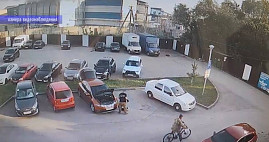 В Энгельсе мужчина украл велосипед из подъезда и попал на видео