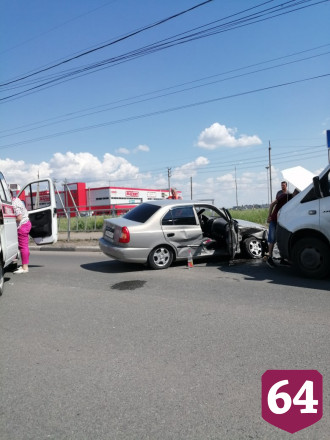 В столкновении с мини-грузовиком пострадали женщина и подросток