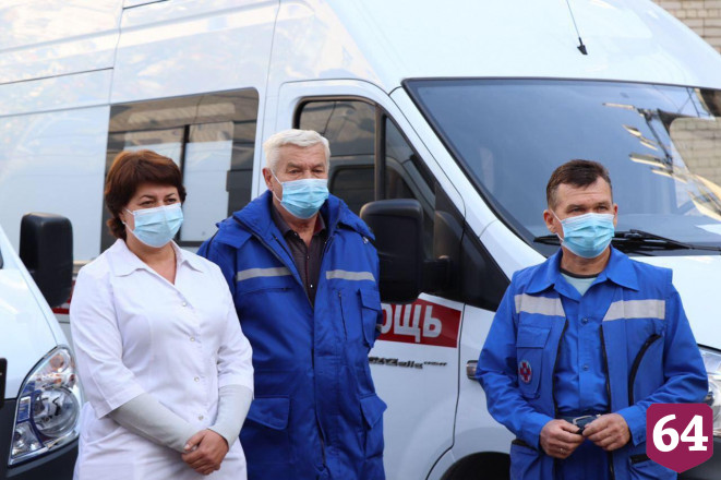 Саратовским врачам вручили ключи от новых машин «скорой помощи»