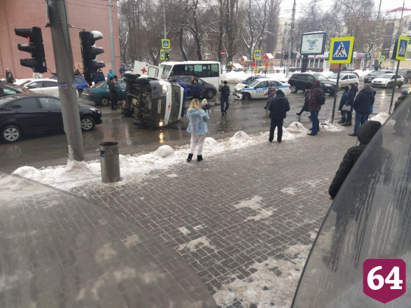 В центре Саратова перевернулась машина скорой помощи