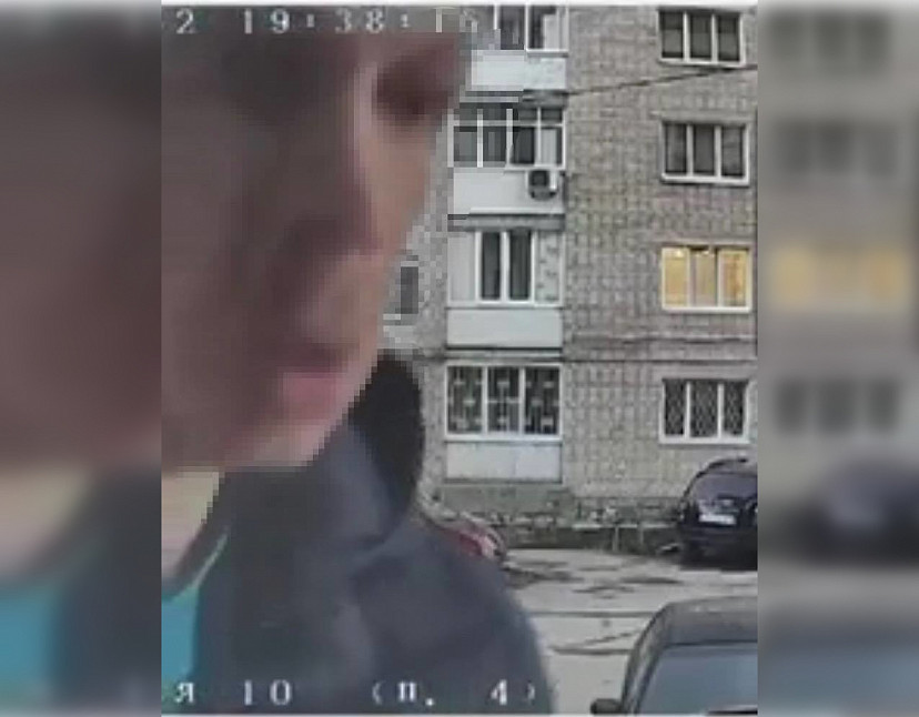 В Энгельсе насильник напал на женщину в подъезде и попал на камеры