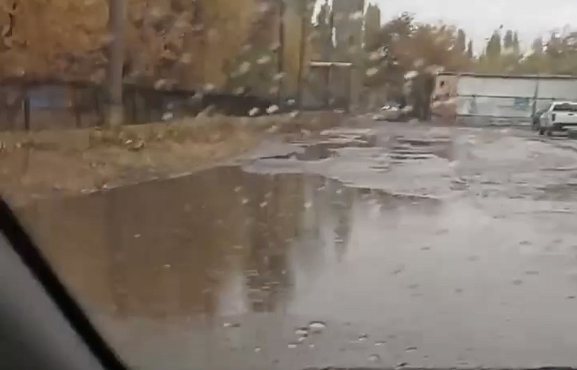 Автомобилист из Энгельса показал разбитую дорогу к стадиону и детсаду