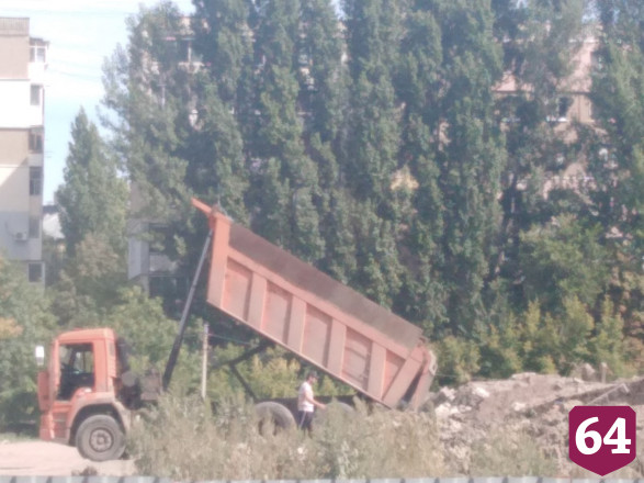 Водитель самосвала замазал номера и выгрузил мусор на улице