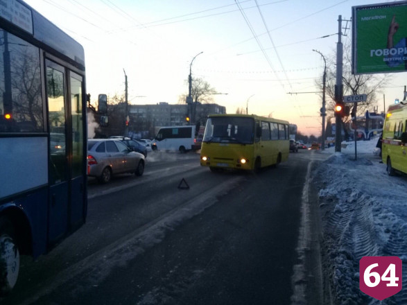 Авария с маршрутками блокировала движение на 1-й Дачной