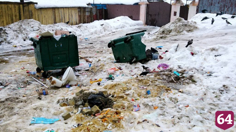 Жители Саратова пожаловались на мусорный коллапс во дворе дома