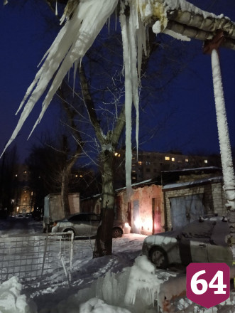 Во дворе дома в Саратове выросли «ледяные сталактиты»