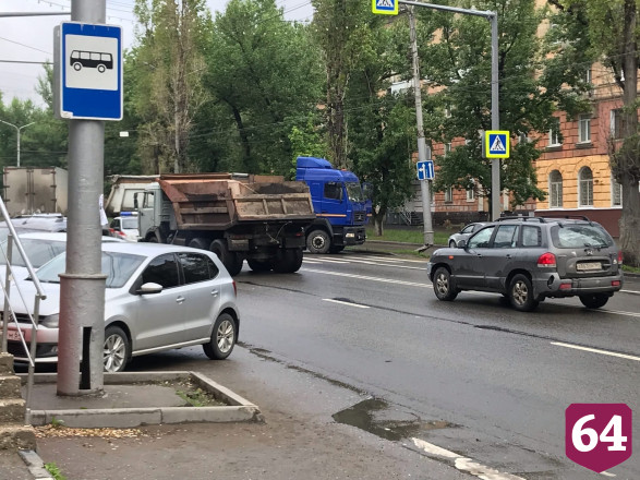 В Саратове фура протаранила столб и перекрыла дорогу