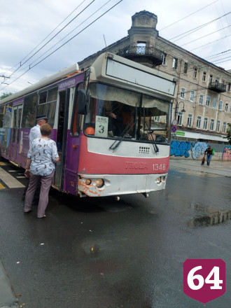 Троллейбус сбил пешехода в центре Саратова