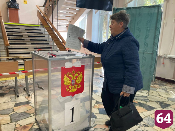 Жители Саратова приходят на выборы семьями