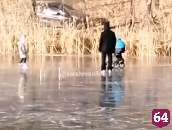 Саратовцы катаются на тонком льду пруда с колясками и на велосипедах