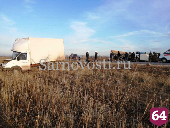 На трассе под Саратовом трактор с дровами опрокинулся после ДТП с грузовиком