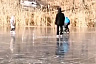 Саратовцы катаются на тонком льду пруда с колясками и на велосипедах
