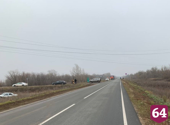 Под Саратовом иномарка слетела в кювет после ДТП с внедорожником