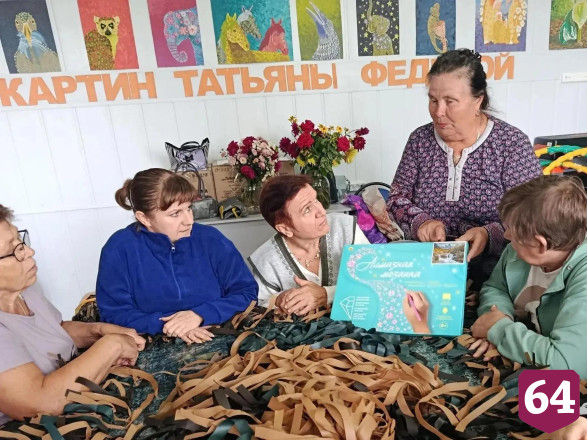 Саратовские пенсионеры создают картины из алмазной мозаики