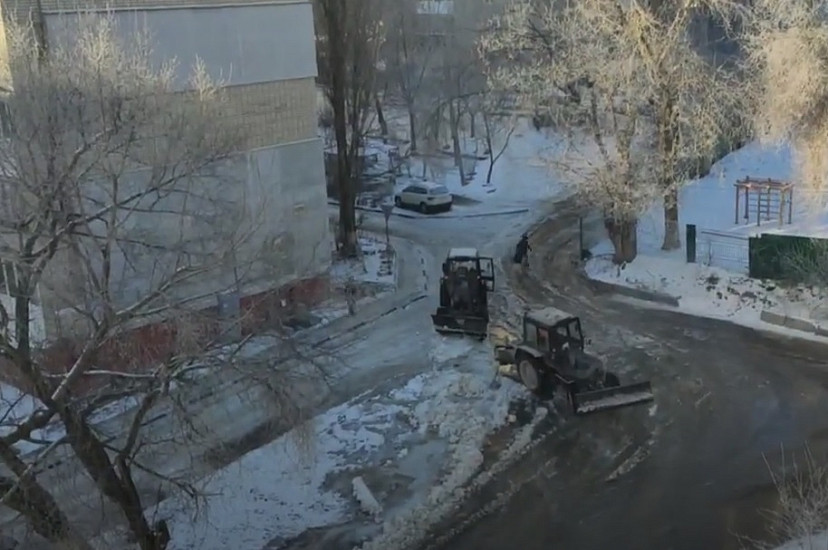 В Саратове трактор чистил дорогу от наледи и сломался в луже воды