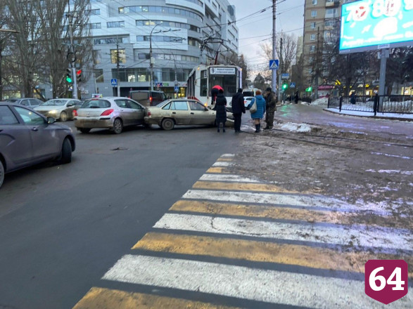 Авария в центре Саратова остановила движение трамваев 