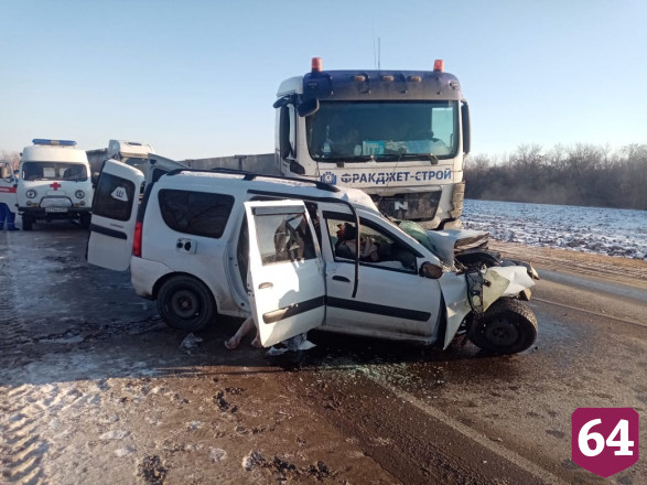 В аварии с фурой под Саратовом погибли водитель и пассажиры «Ларгуса»