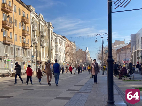 Саратовцы в локдаун выстроились в очередь за гамбургерами