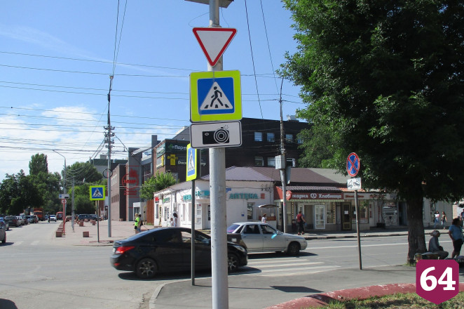 Странные дорожные знаки заметили на улицах Саратова