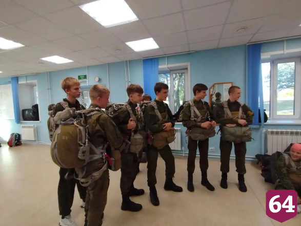 В Саратове юные казаки прыгали с парашютом
