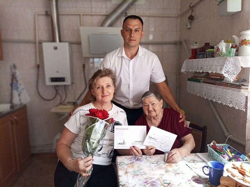 Медик из Саратовской области на 95-летие получила поздравление из Кремля 