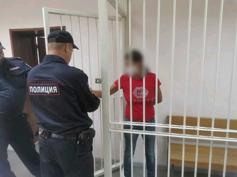 Женщина убила ревнивого сожителя и спрятала труп под пледом