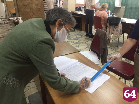 Саратовцы начали голосовать по поправкам в Конституцию с 8 утра
