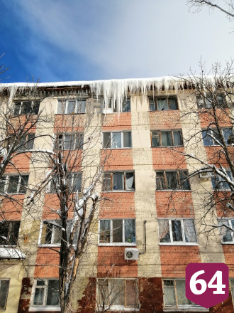Горожане рассказали об огромных сосульках бесхозного дома