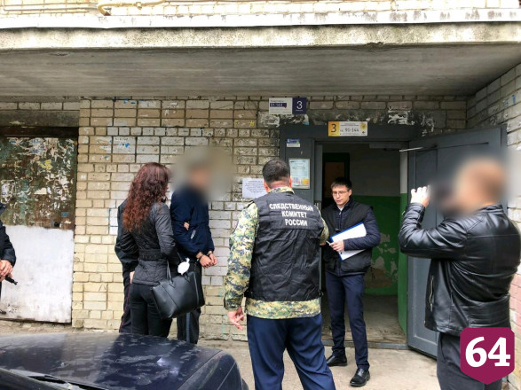 Саратовец показал на манекене, как убивал 18-летнюю подругу 