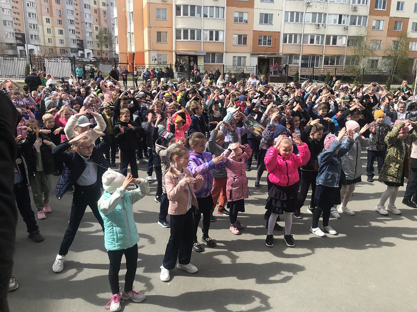Саратовские школьники посвятили полету Гагарина космический флешмоб