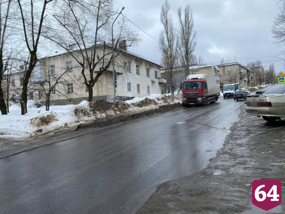 В Саратове электропровод упал на проезжую часть