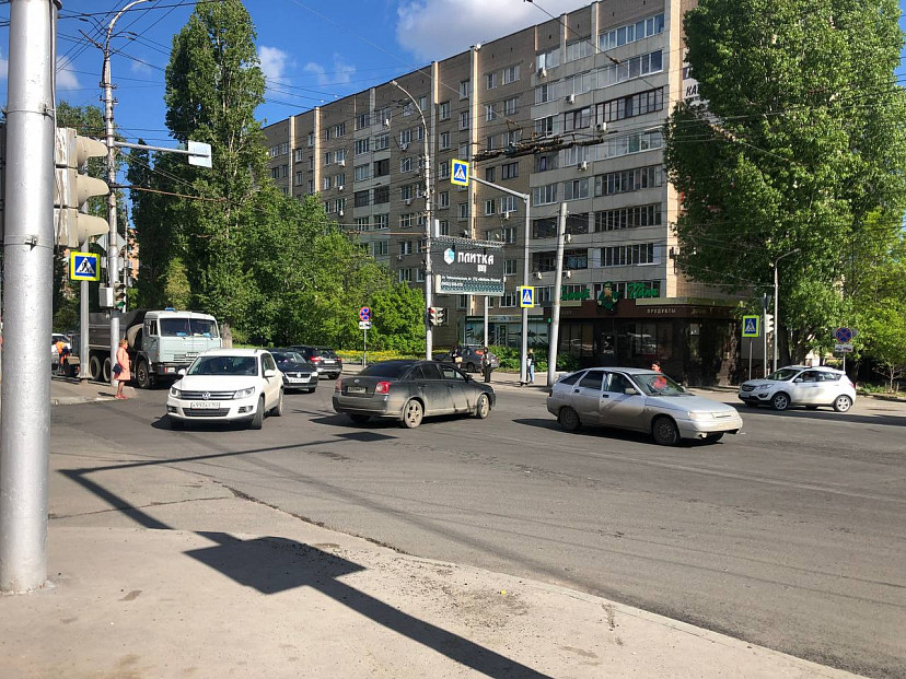 Авария и дорожные работы остановили движение на Чернышевского