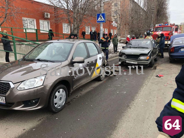 В массовой аварии с такси на Безымянной улице ранены 2 человека