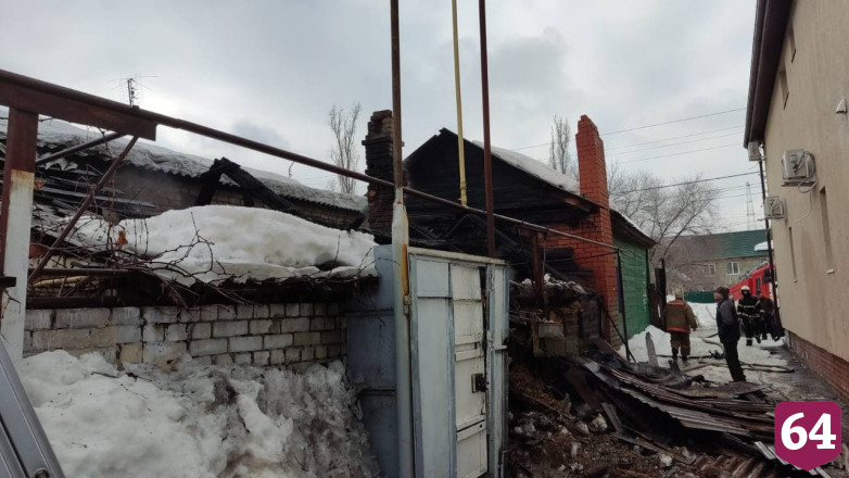 В Саратове пожар уничтожил частный дом на Рахова
