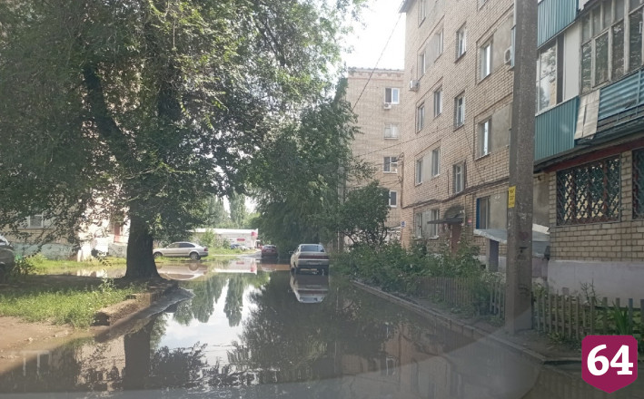 Саратовцы после проливного дождя готовят лодки