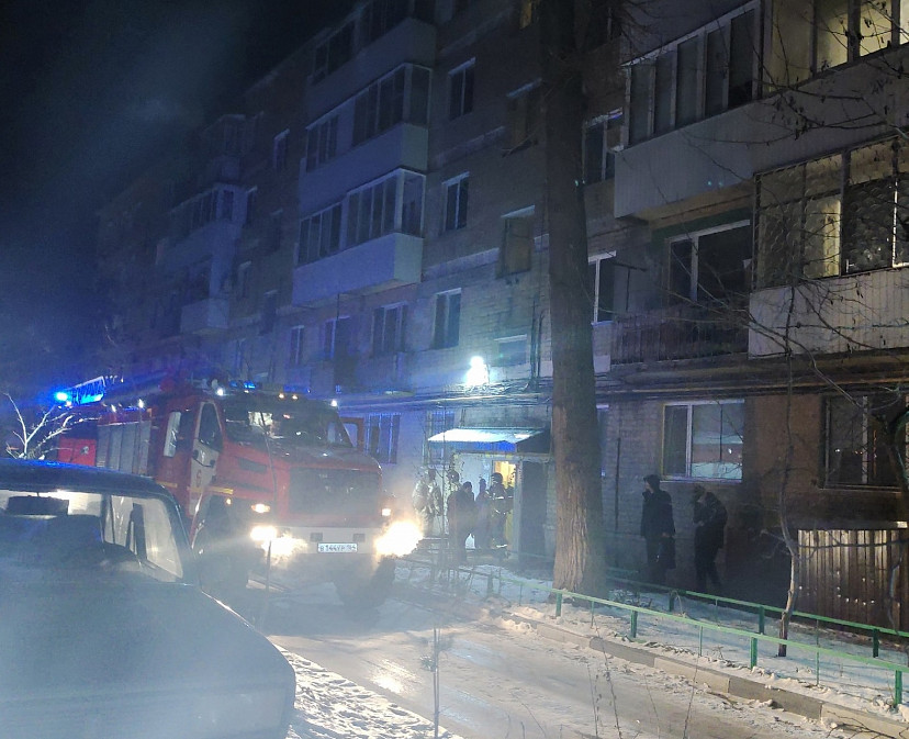 Из пятиэтажки в Саратове при возгорании мусора эвакуировали 24 человека