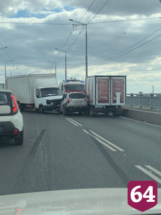 ДТП парализовало движение на мосту «Саратов - Энгельс»