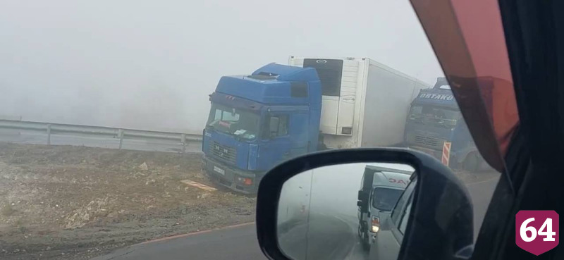На трассе под Саратовом в туман столкнулись пять автомобилей