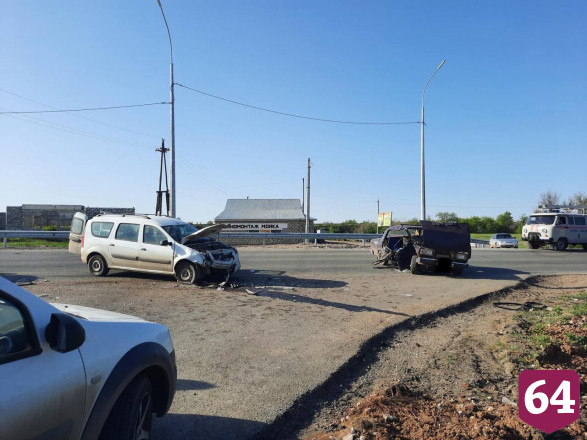 На трассе под Саратовом разбился пассажир «Жигулей»
