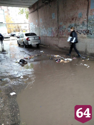 Центральную улицу Энгельса затопили дождевые воды