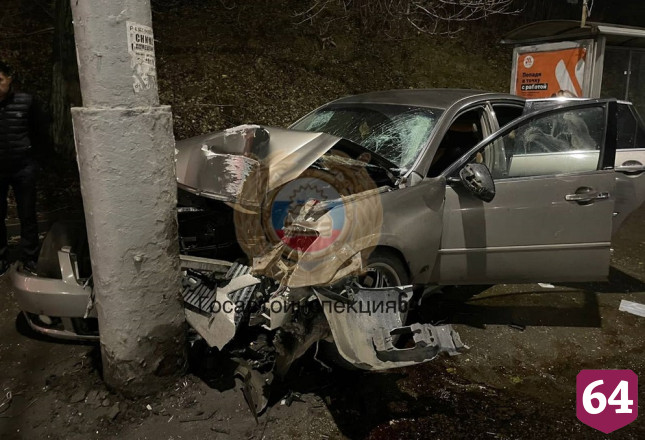 Водитель разбил Infiniti о столб и попал с пассажиром в больницу 