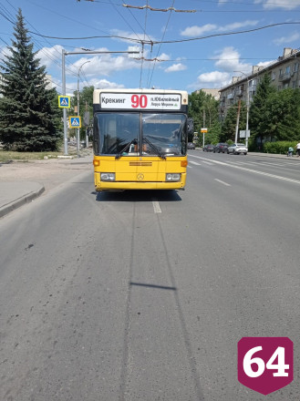В Саратове автобус наехал на 18-летнего юношу