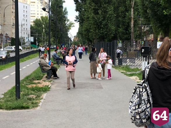 Жители Саратова проводят вечер на прогулках без масок